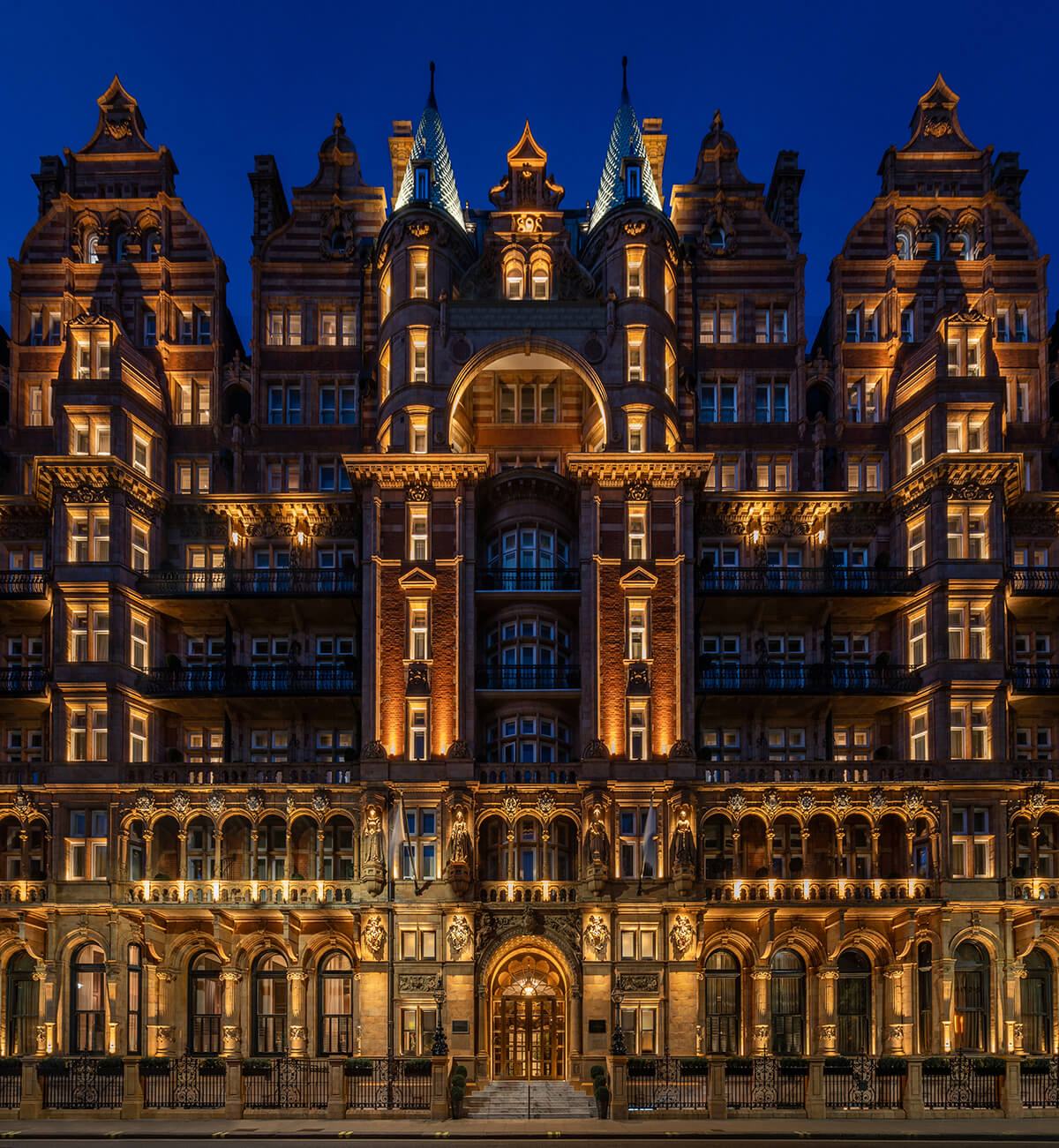 Kimpton Fitzroy, London by Lighting Design International
Photo credit: Gavriil Papadiotis