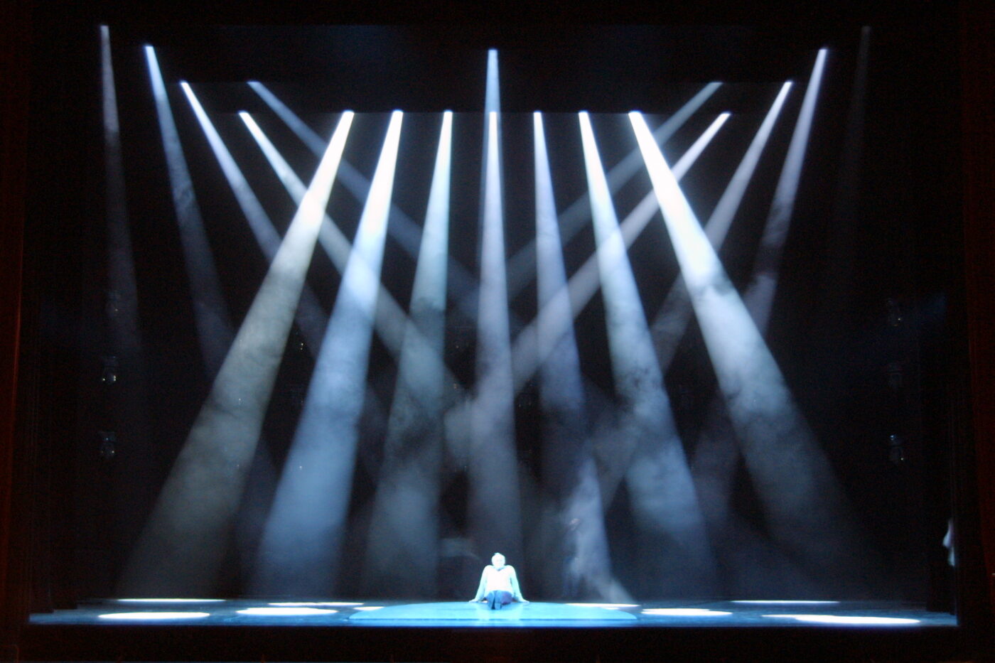 Romeo + Juliet, Vienna State Opera (2001) Director – Jurgen Flimm, Stage + Lighting Design – Patrick Woodroffe