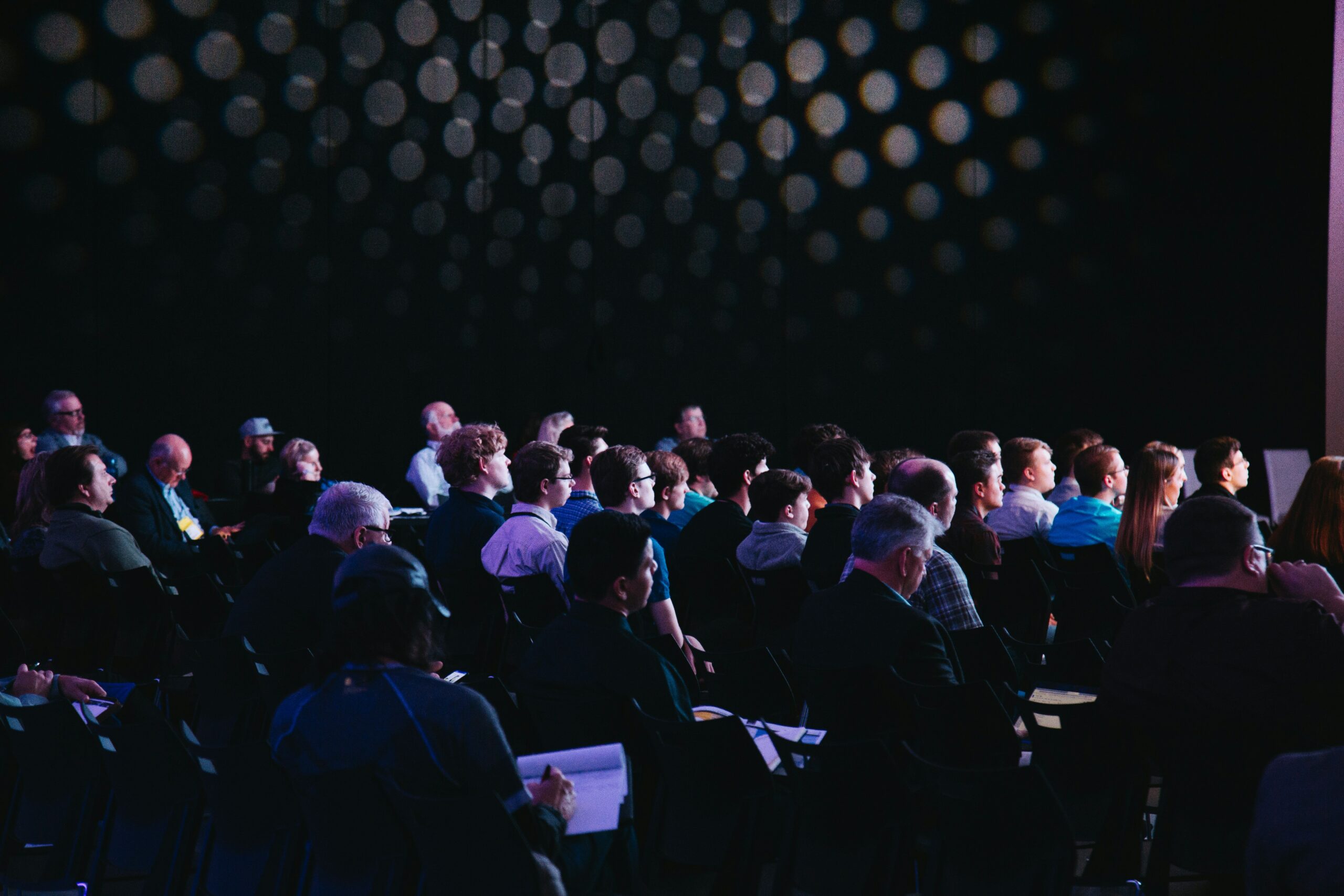 Conversations about the effects of light on humans and spaces, about the introduction of technology in lighting fixtures, or about the many innovations that we can expect for the future are some of the themes designers can expect to indulge in at these conferences and events.