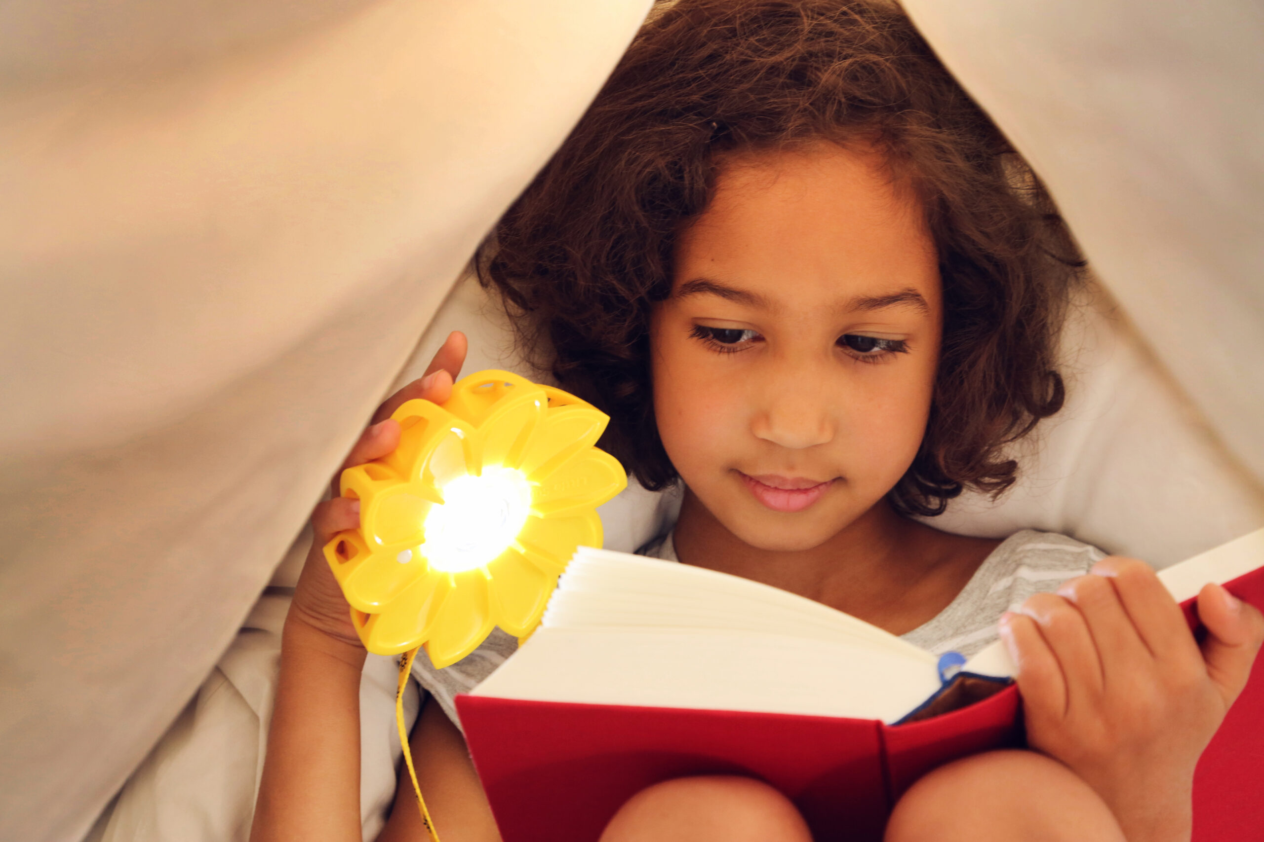 Little girl reading with Little Sun Original © Franziska Russo